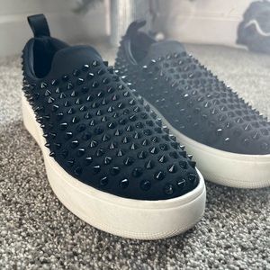 Steve Madden Size 5.5 slide tennis shoe!